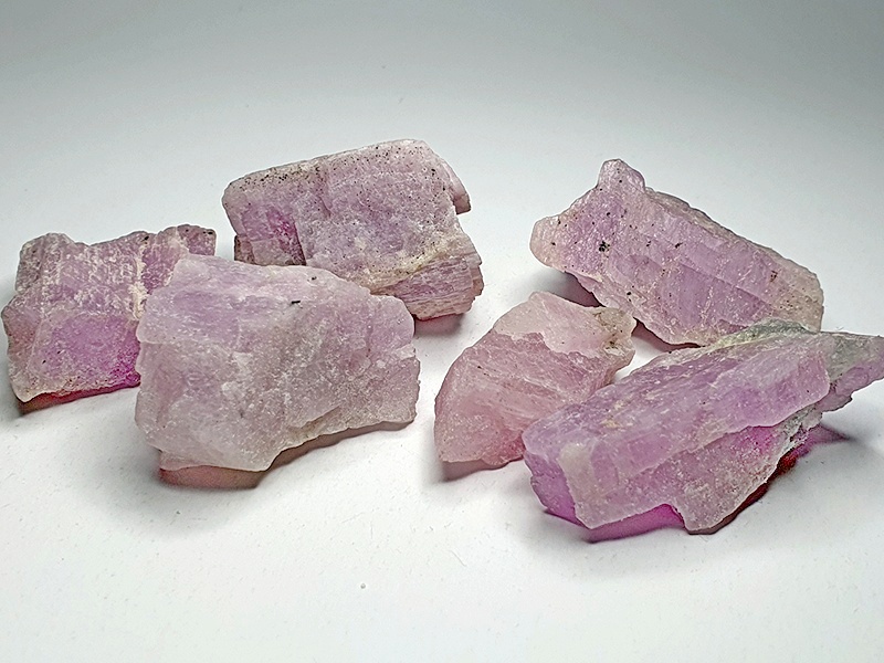 Камък кунцит (сподумен)