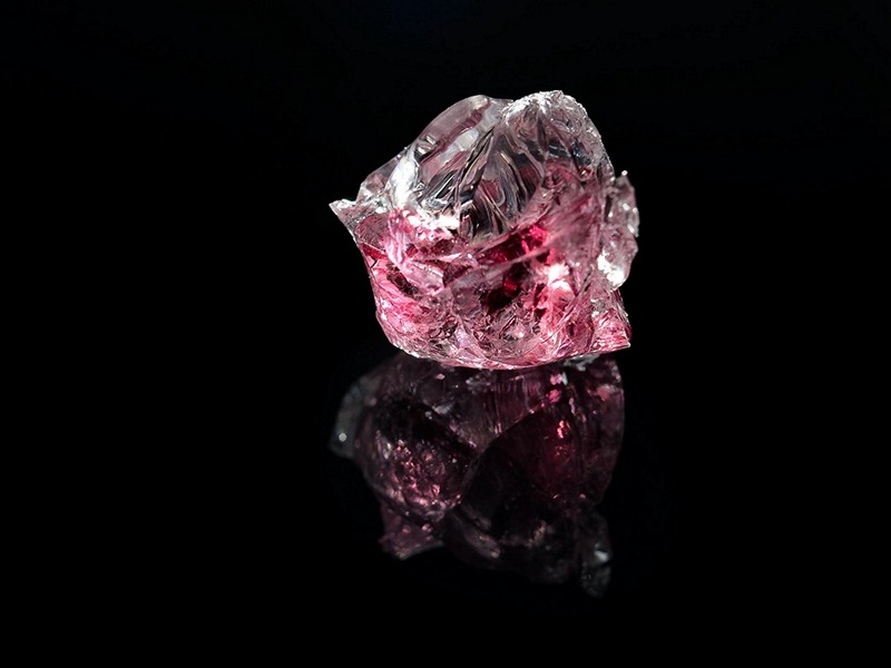 Червен фантомен кварцов кристал