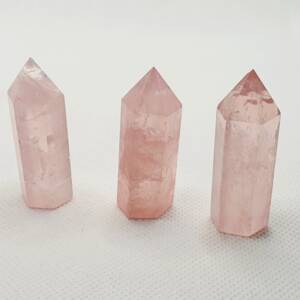 Обелиск от камък розов кварц (шестостенна колона) 40-50 мм