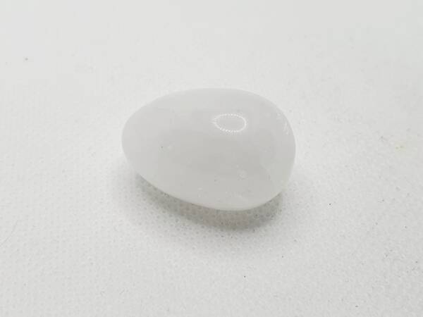 Яйце от камък бял кварц