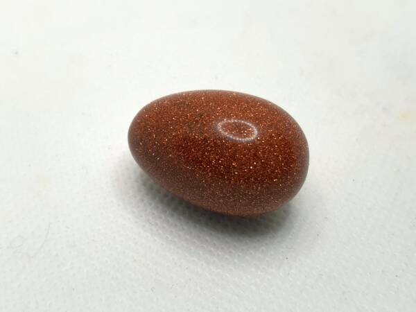 Яйце от червен златен камък