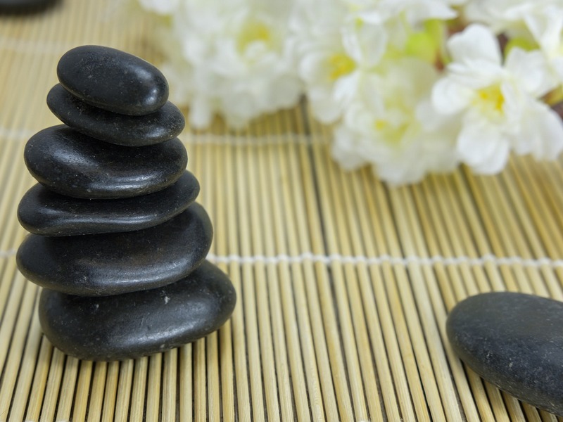 Как се прави масаж с горещи камъни?