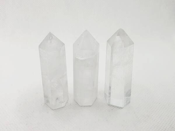 Обелиск от камък планински кристал (шестостенна колона) 50-60 мм