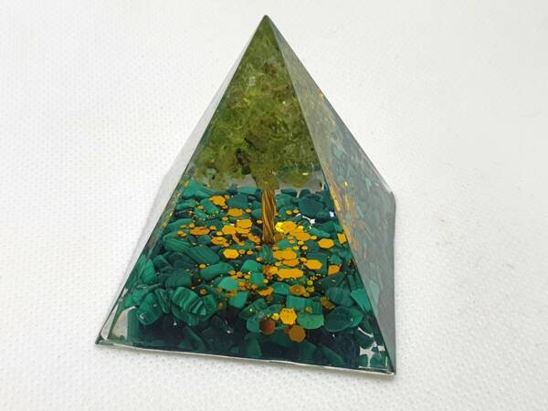 Оргонит пирамида с малахит и зелен флуорит 50 мм