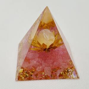 Оргонит пирамида с розов кварц и бял кварц 50 мм