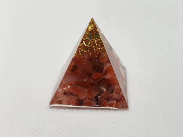 Оргонит пирамида с червен яспис 30 мм