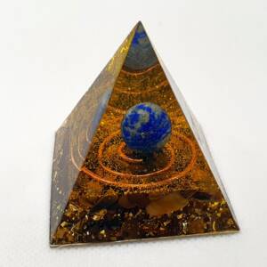 Оргонит пирамида с лазурит и тигрово око 50 мм