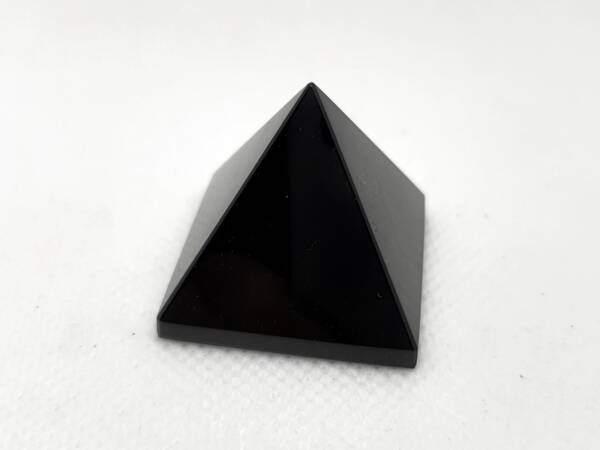 Пирамида от черен турмалин 30 мм
