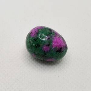 Яйце от камък рубин в цоизит 15Х20