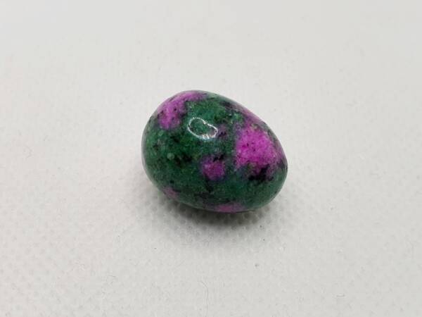 Яйце от камък рубин в цоизит 15Х20