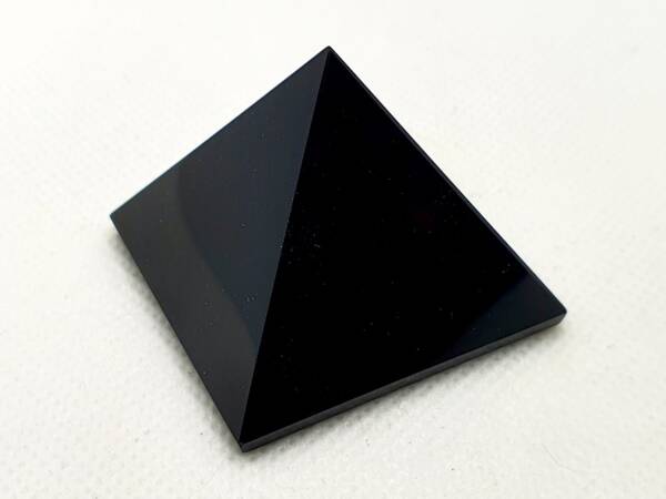 Пирамида от черен обсидиан 40 мм