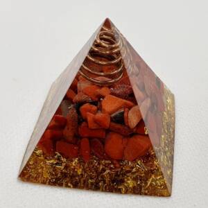 Оргонит пирамида с червен яспис 40 мм