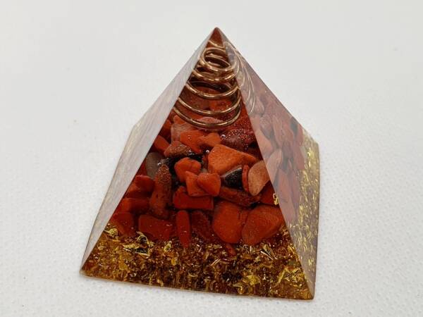 Оргонит пирамида с червен яспис 40 мм