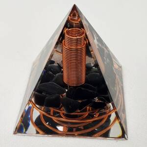 Оргонит пирамида с черен обсидиан и медна спирала 60 мм