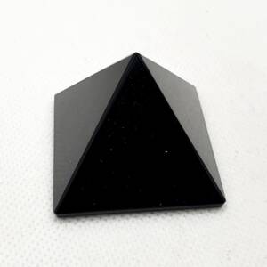 Пирамида от черен турмалин 40 мм
